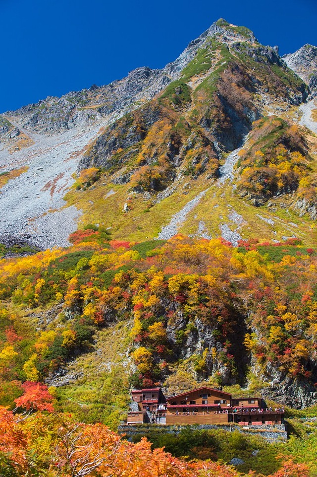 '秋の北アルプス涸沢カールで紅葉に染まる涸沢小屋'
