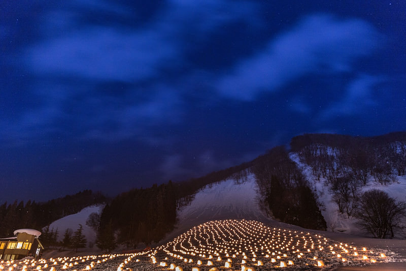 雪山を背景に灯籠が並ぶ夜のかまくら。弘前津軽の冬祭り