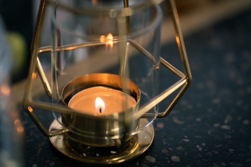 '幾何学模様のガラスホルダーに火が着けられたランプ'