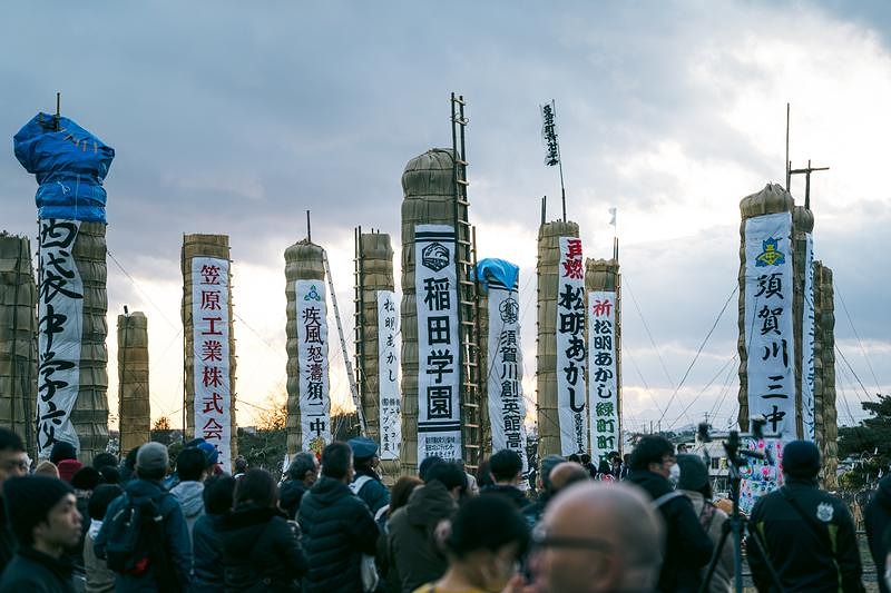 松明あかしや火祭り準備を見守る観客