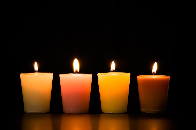 '灯りをともしたキャンドルの並び'