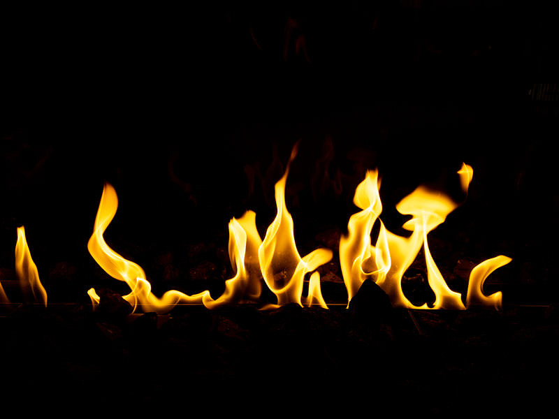 '黒背景に勢いよくメラメラと立つ炎のテクスチャ'