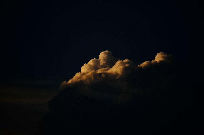 夕日に浮かび上がる積乱雲の形