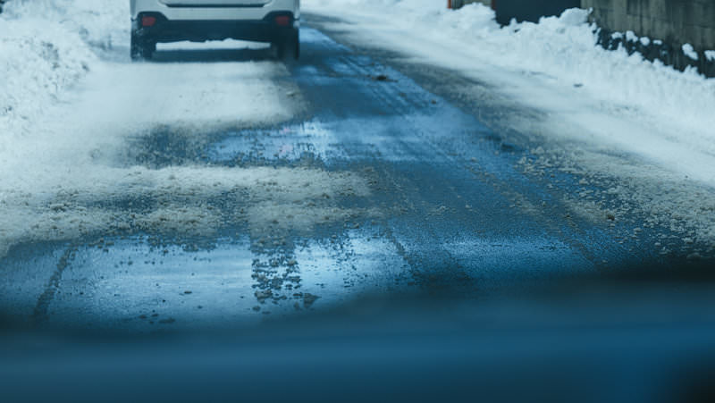 '雪が降った後のアスファルト路面とアイスバーン'