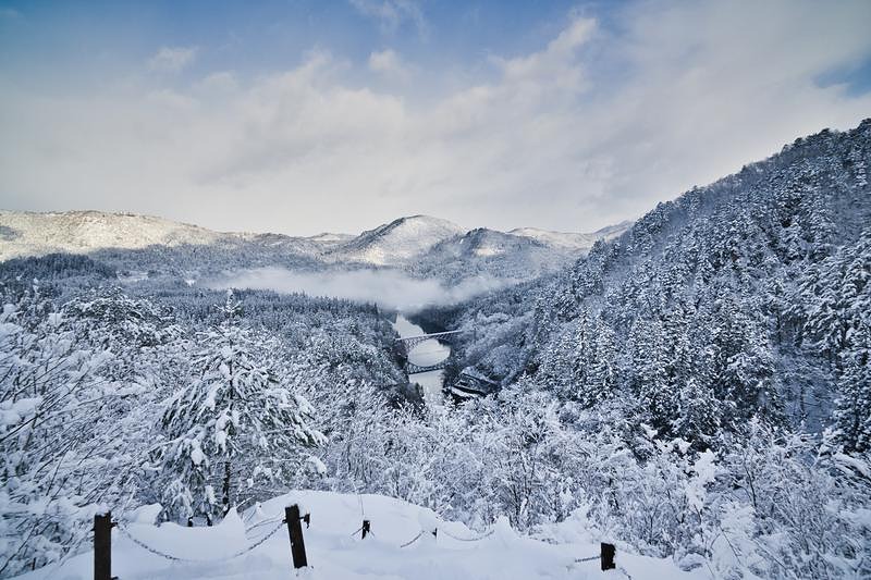 '雪に覆われた山々と第一只見川橋梁の冬景色'
