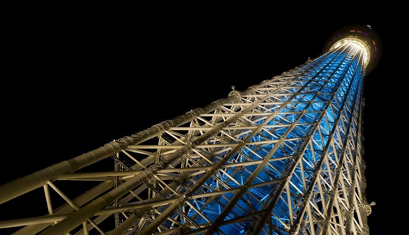 'ライトアップされたスカイツリーを真下から見上げた夜景'