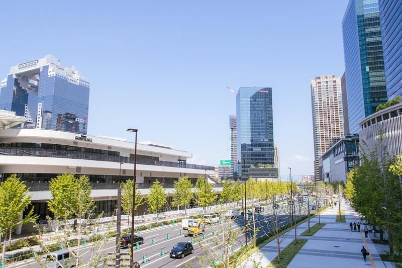 グラングリーン大阪と大阪市道九条梅田線の市街地風景