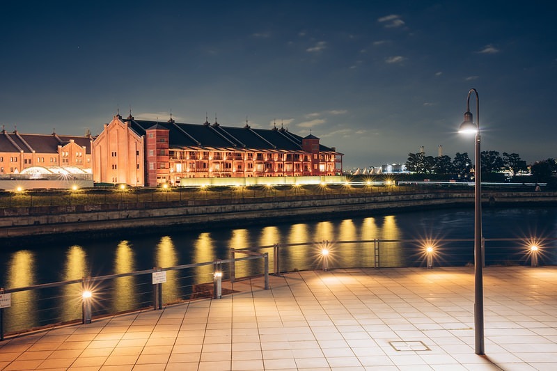 '旧横浜税関倉庫基礎部遺構から眺める赤レンガ倉庫の夜景'