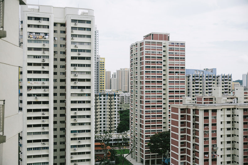 'シンガポールの高層マンション密集地の街並み'