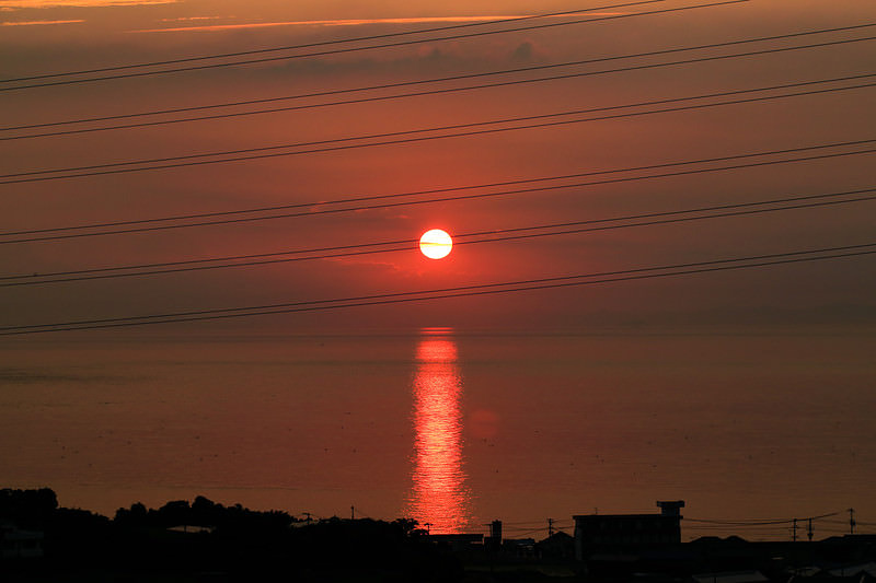 '沈みゆく太陽とレイラインの夕景～水平線に映る黄金の光'