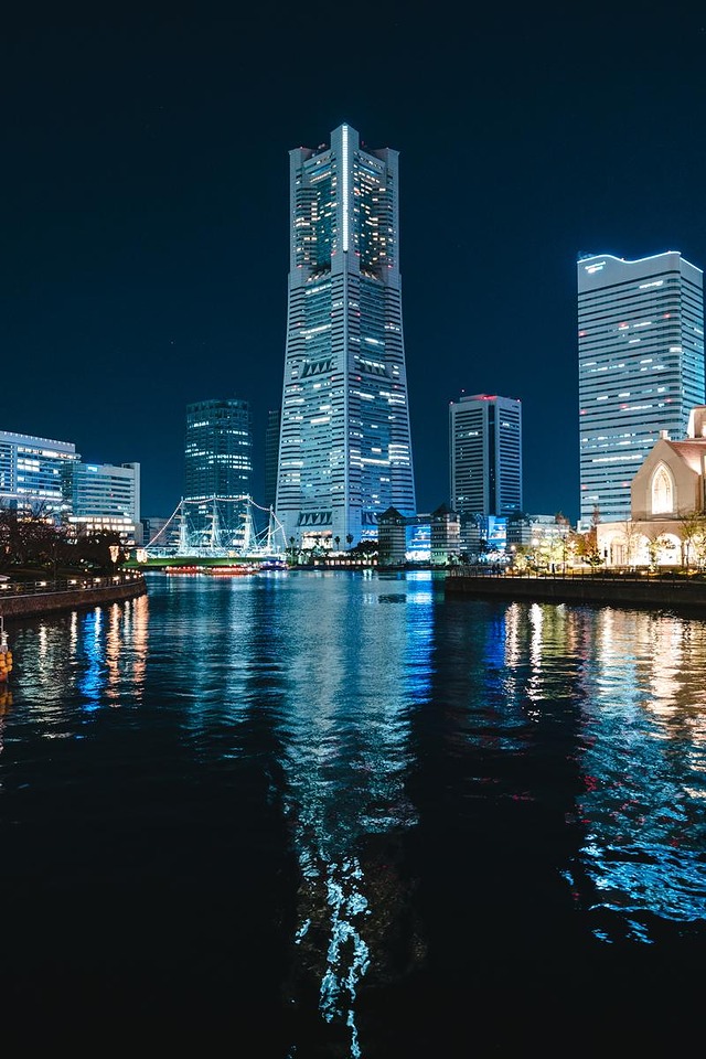 横浜みなとみらいの夜景、ランドマークタワーが水面に映る景観