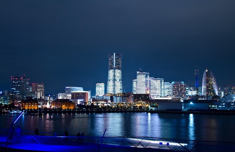 '大桟橋から見渡すみなとみらいの高層ビルの夜景パノラマ'
