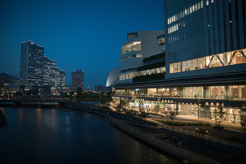 横浜市役所ラクシスフロントの夜間風景と水面への映り込み