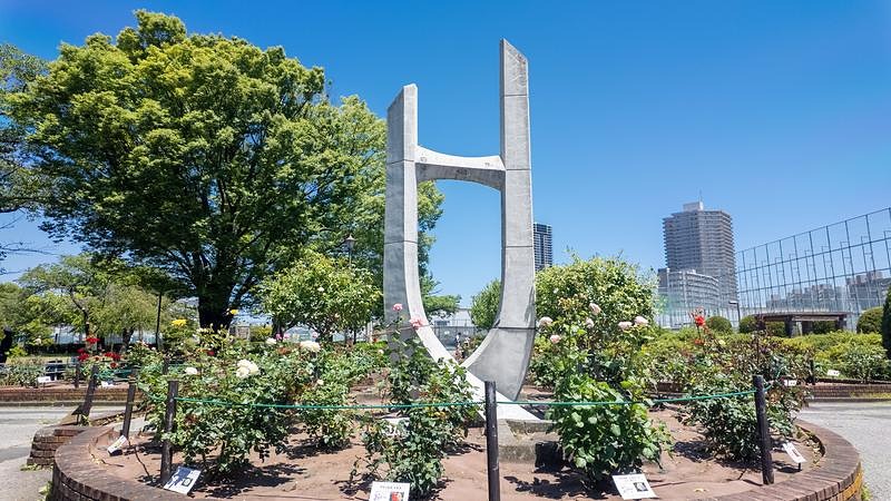 荒川自然公園バラ園に立つ白い門形彫刻