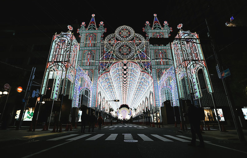 ライトアップされた都市の夜景俯瞰