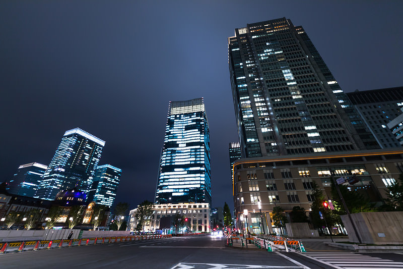 丸の内の高層ビル群が立ち並ぶ夜景