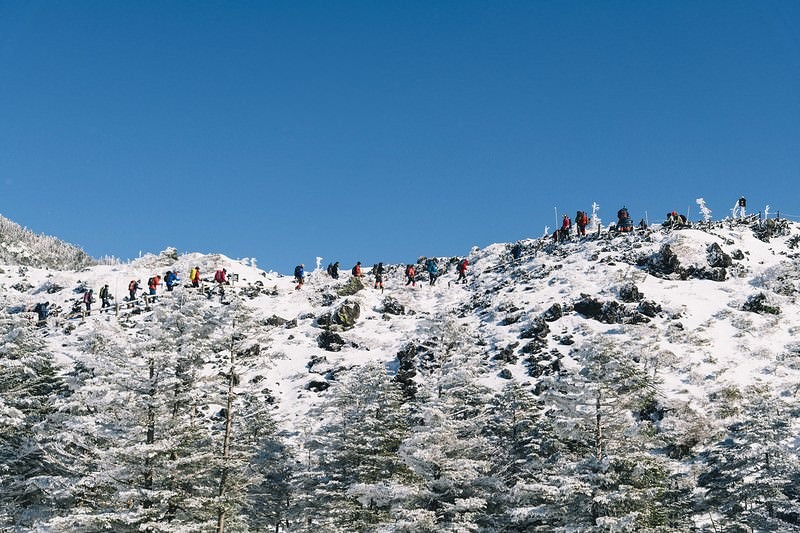 北横岳の坪庭を歩く登山者たち