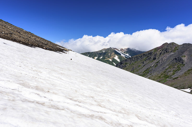 '夏でも雪渓が残る日本百名山の旭岳'