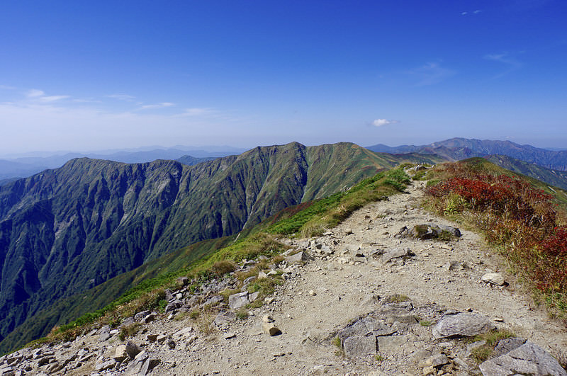 大朝日岳から新潟県側へ続く稜線と登山道の景色