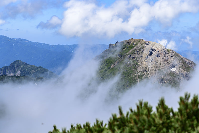 '火打山山頂から望む新潟焼山と雨飾山の山並み'