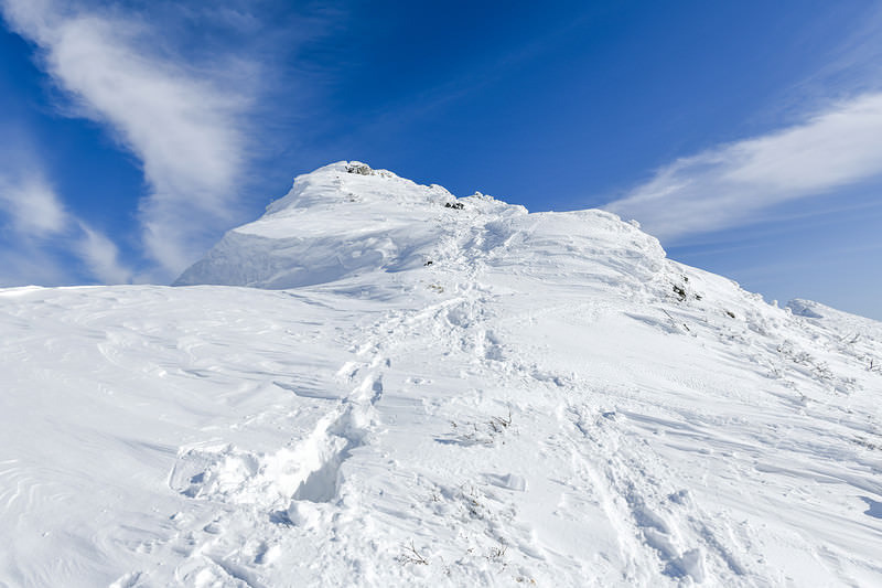 冬の千畳敷ホテル、積雪の木曽駒ヶ岳に建つ山小屋
