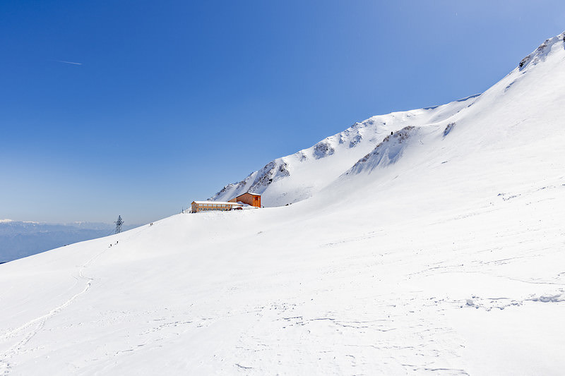 冬の千畳敷ホテル、積雪の木曽駒ヶ岳に建つ山小屋