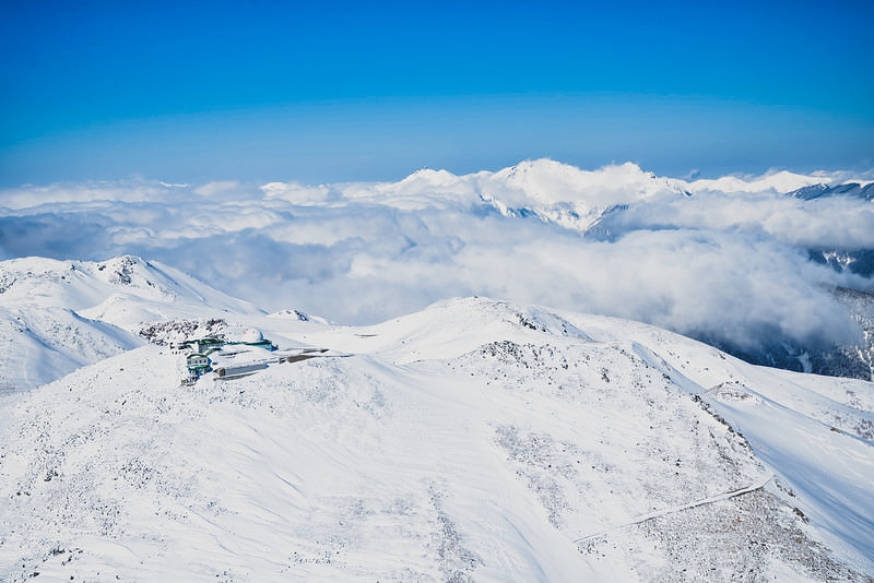 '穂高連峰とコロナ観測所の雪景色 飛騨山脈の冬景色'