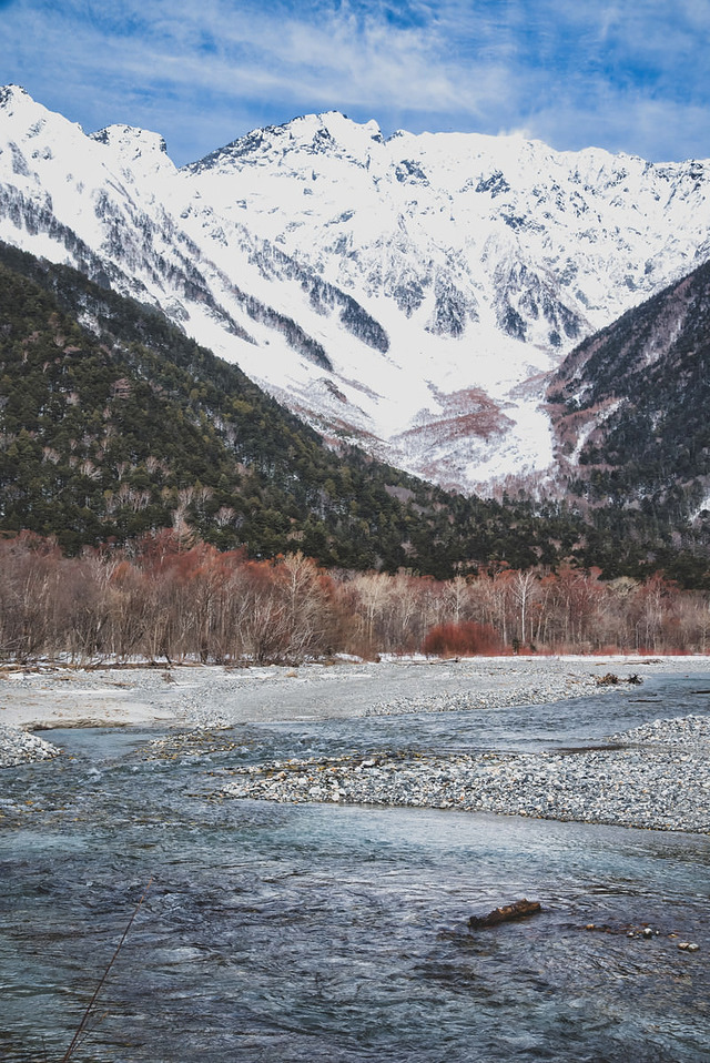 '厳冬の上高地から見る穂高連峰へ続く梓川の雪景色'