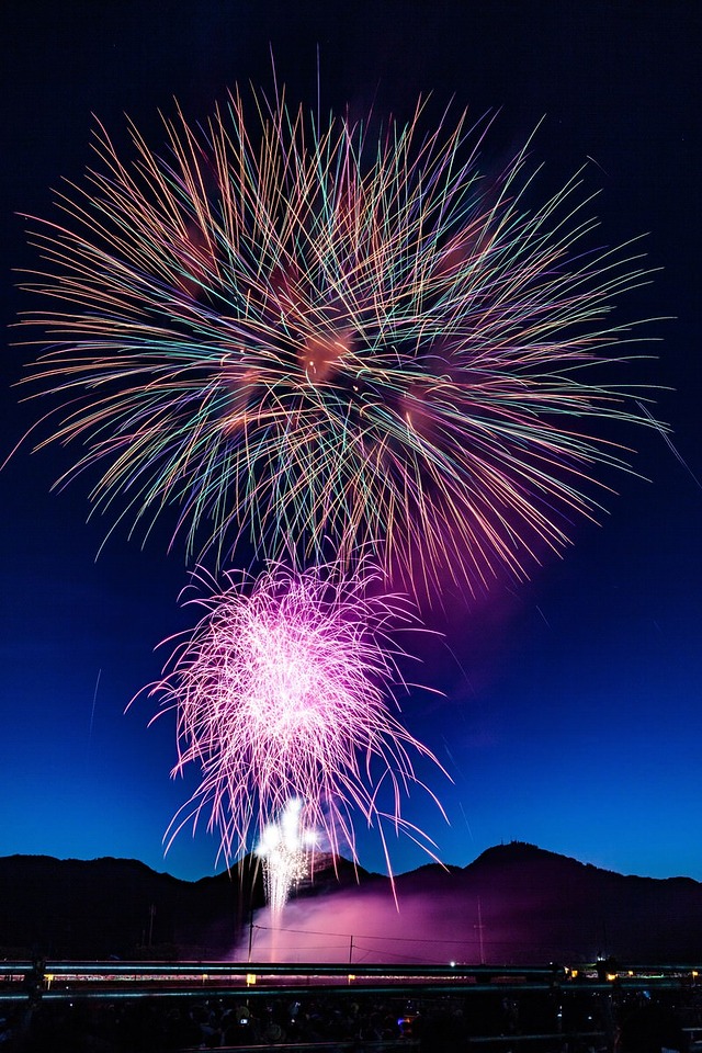 大曲の花火大会で夜空に咲く色とりどりの打ち上げ花火