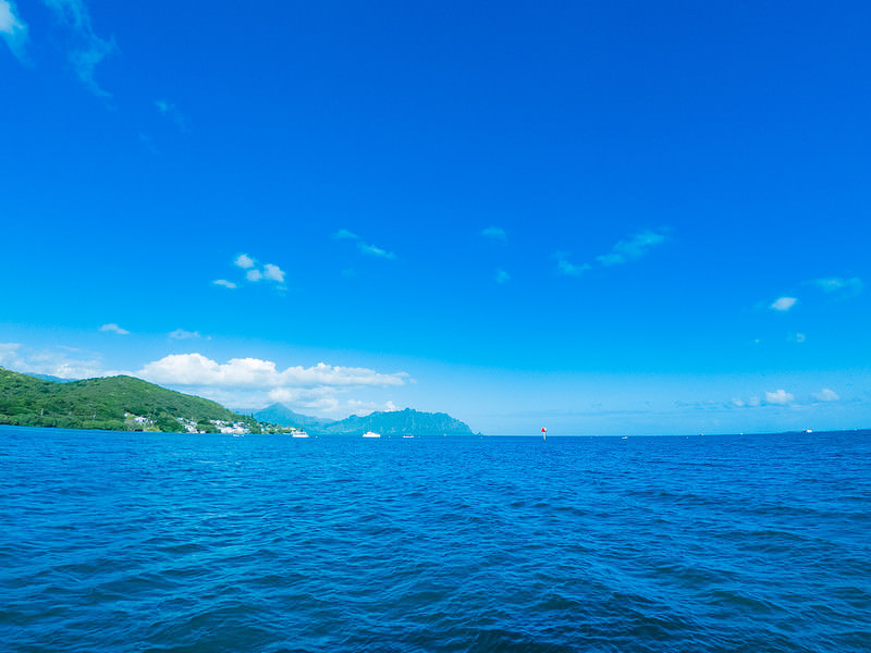 青々としたハワイの海と澄んだ空、沖縄の観光地の景色