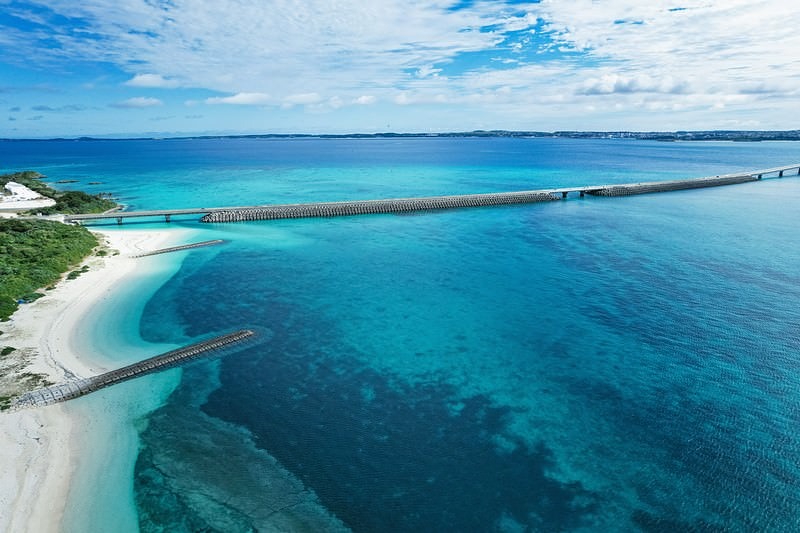 '宮古島の海を突っ切る伊良部大橋。晴天下の絶景'
