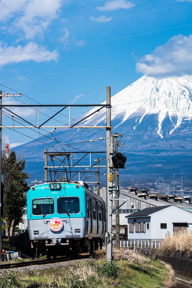 富士山のふもとを走る「岳南電車」
