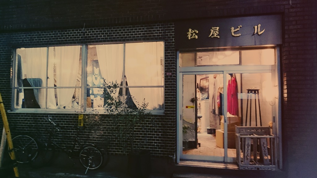 '夜のカーブの少し先'