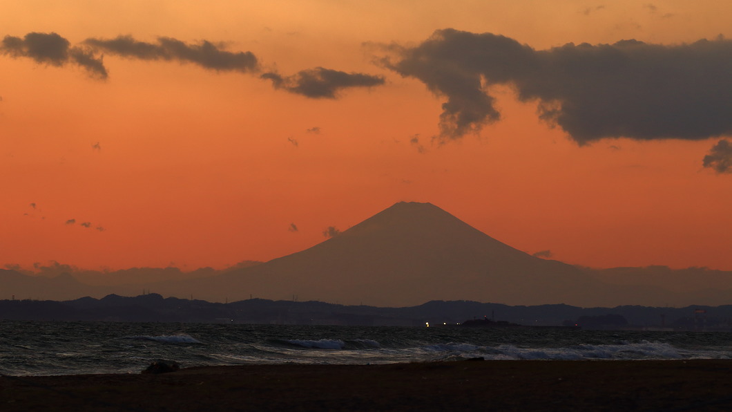 夕景のなかの富士山