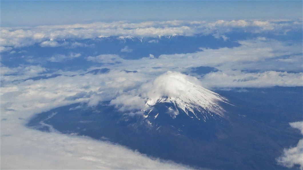 富士山を避ける雲