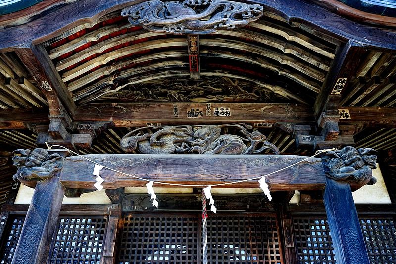 '北野天満宮の龍彫刻と拝殿正面'