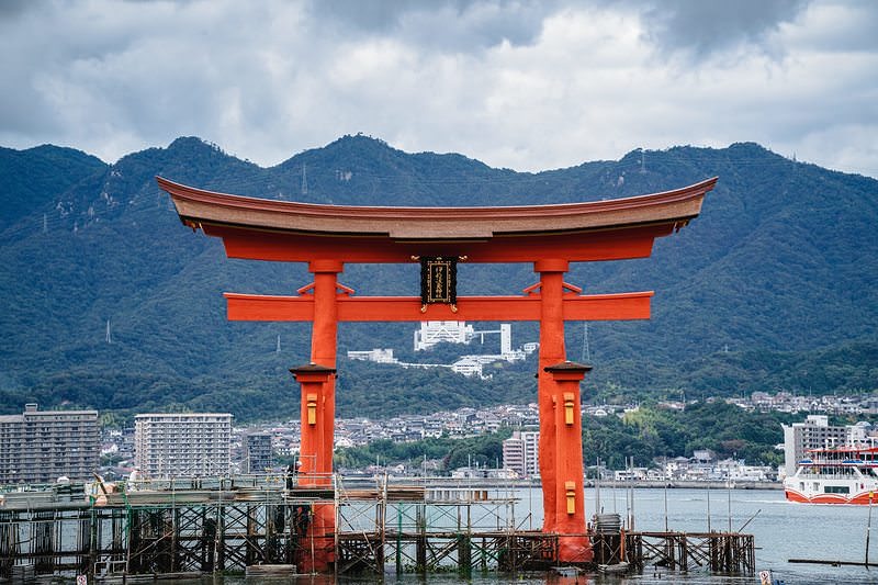 '厳島神社の大鳥居から望む広島の街並みと山々'