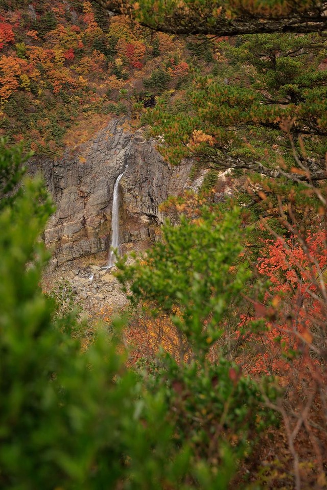 '沼尻ルートからの眺め、白糸の滝の秋の彩り'