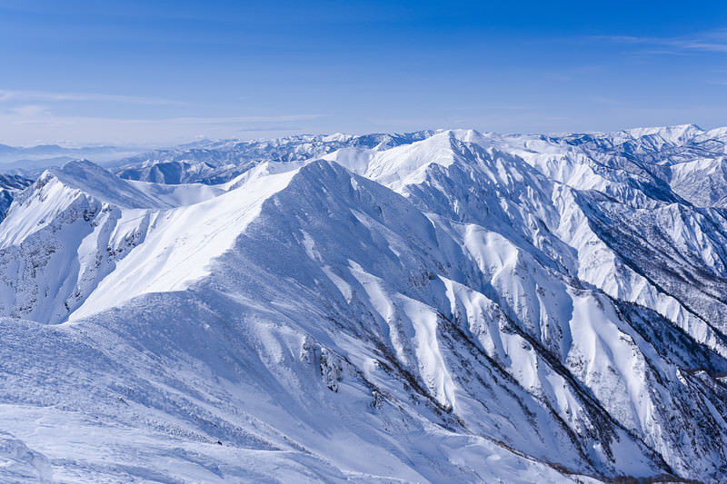 雪に包まれた谷川岳主脈