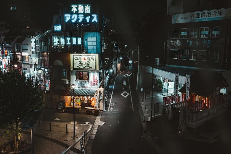 '現代とレトロが交差する椎名町の夜'