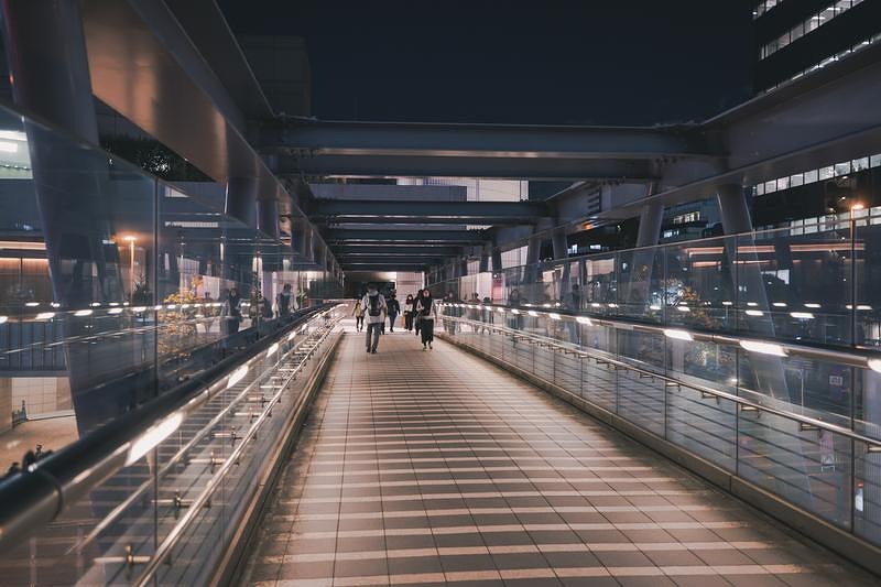 '夜間のブリッジ渋谷21通路内'