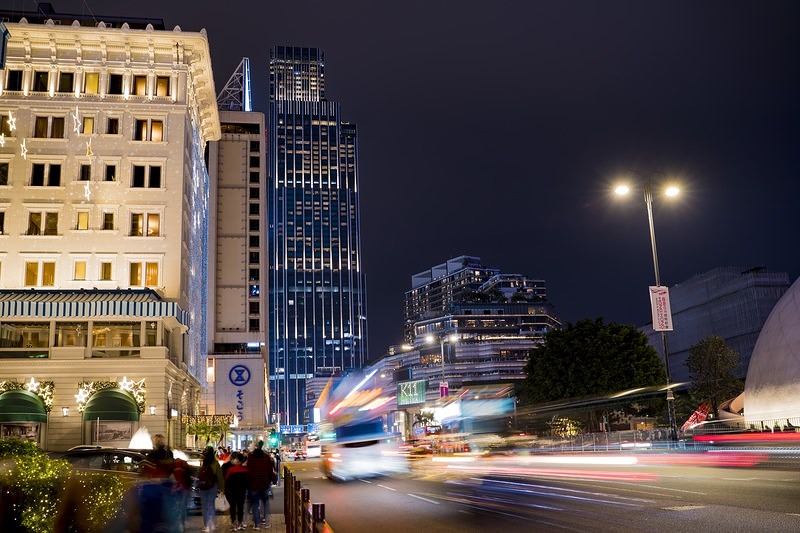 'ペニンシュラホテルを通り過ぎる車'