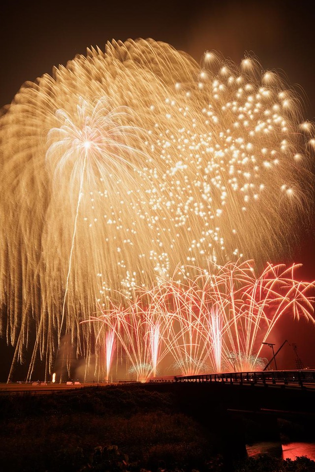 '浅川の花火、尺玉の光跡'