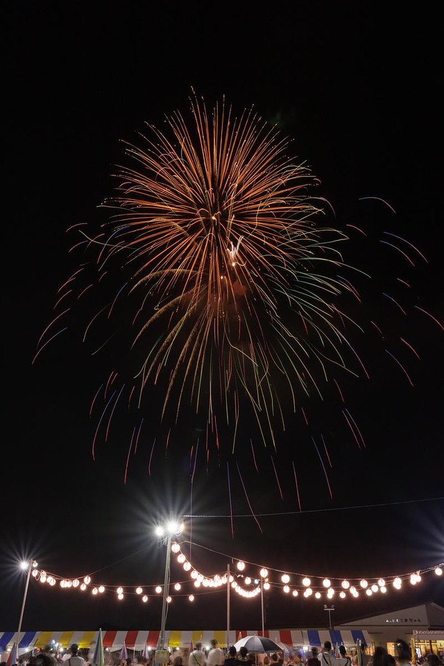 '大玉村花火大会の打上げ花火、夏祭りの光跡'
