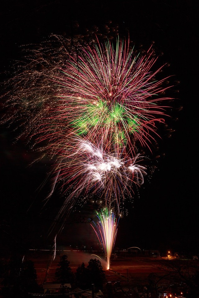'田んぼの中で打ち上げ花火'