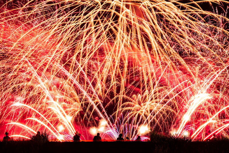 '夜空に盛大に弾け散る大曲の花火'