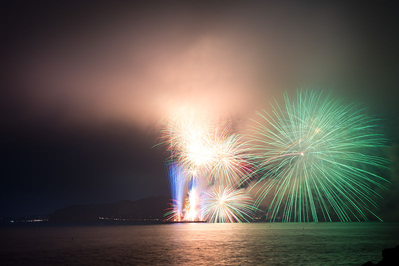 '煙でスターマインが見えない鎌倉花火大会'