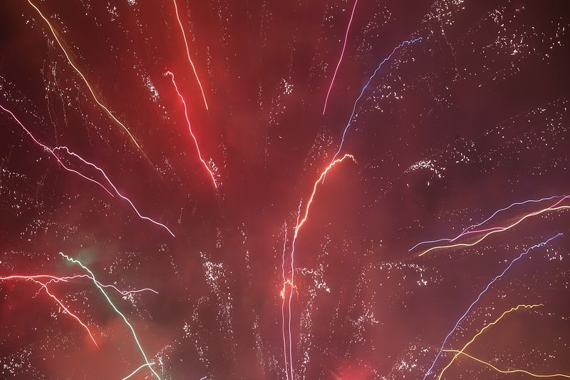 '多種多様な光と色ではじける花火の無料の写真素材'