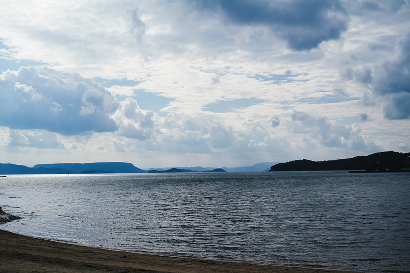 '穏やかな海と白い雲'