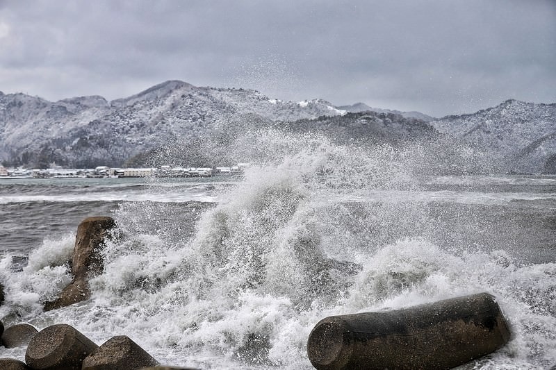 '消波ブロックに打ち付ける荒波と波飛沫'